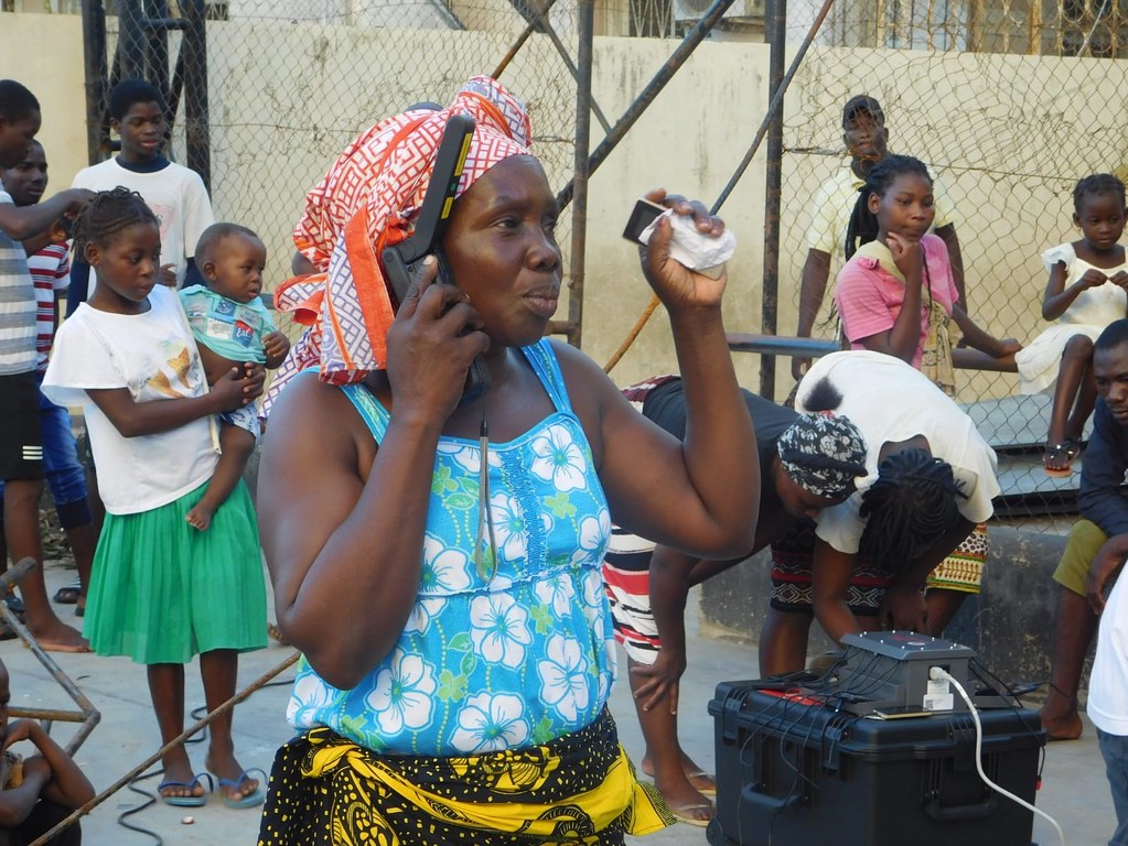Obyvatelka Mozambiku využívá obnovené spojení telefonu